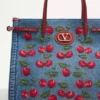 Sac cabas moyen Valentino Garavani Antibes en denim avec broderie Cherryfic Sac cabas moyen Valentino Garavani Antibes en denim avec broderie Cherryfic