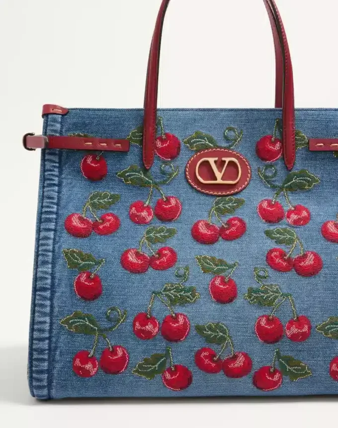 Sac cabas moyen Valentino Garavani Antibes en denim avec broderie Cherryfic Sac cabas moyen Valentino Garavani Antibes en denim avec broderie Cherryfic