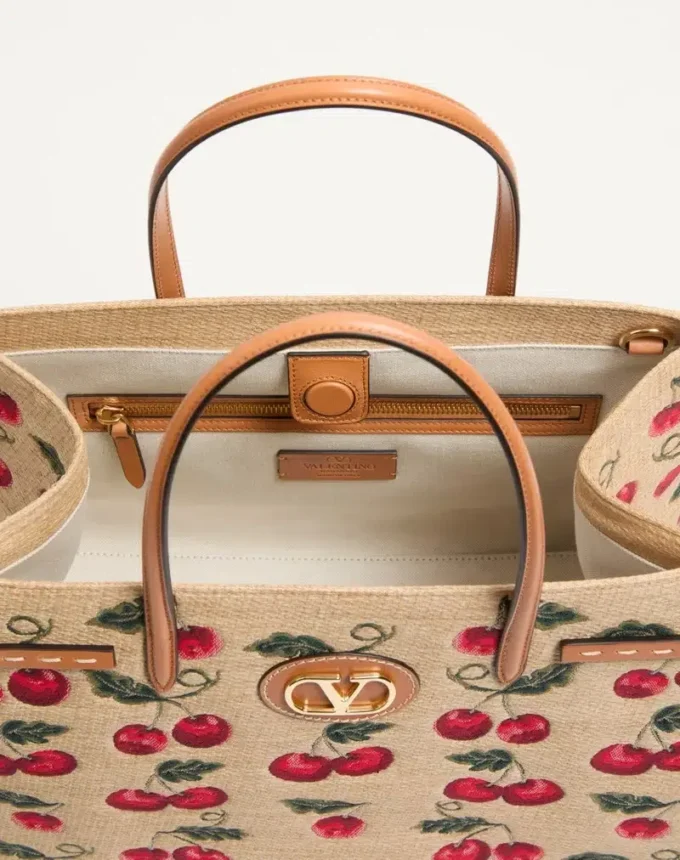 Sac cabas moyen Valentino Garavani Antibes en raphia jacquard avec motif Cherryfic Sac cabas moyen Valentino Garavani Antibes en raphia jacquard avec motif Cherryfic