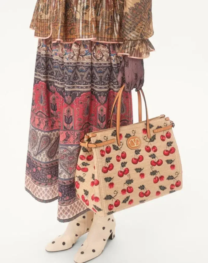 Sac cabas moyen Valentino Garavani Antibes en raphia jacquard avec motif Cherryfic Sac cabas moyen Valentino Garavani Antibes en raphia jacquard avec motif Cherryfic