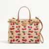 Sac cabas moyen Valentino Garavani Antibes en raphia jacquard avec motif Cherryfic Sac cabas moyen Valentino Garavani Antibes en raphia jacquard avec motif Cherryfic