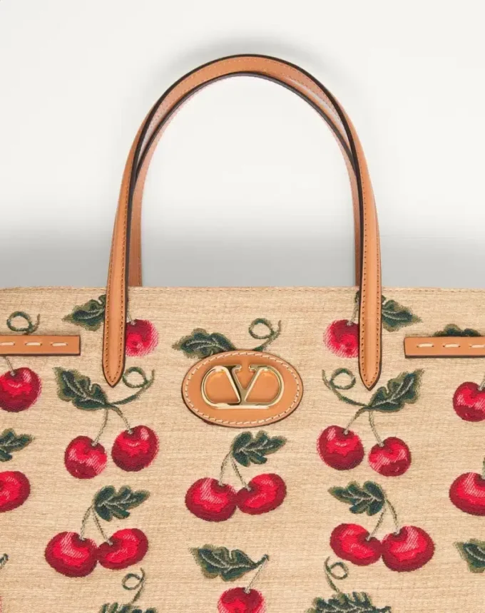 Sac cabas moyen Valentino Garavani Antibes en raphia jacquard avec motif Cherryfic Sac cabas moyen Valentino Garavani Antibes en raphia jacquard avec motif Cherryfic