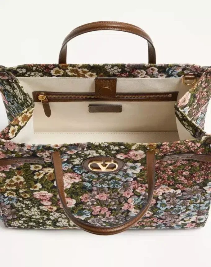 Sac cabas moyen Valentino Garavani Antibes en tissu jacquard Apres L’Hiver Sac cabas moyen Valentino Garavani Antibes en tissu jacquard Apres L’Hiver