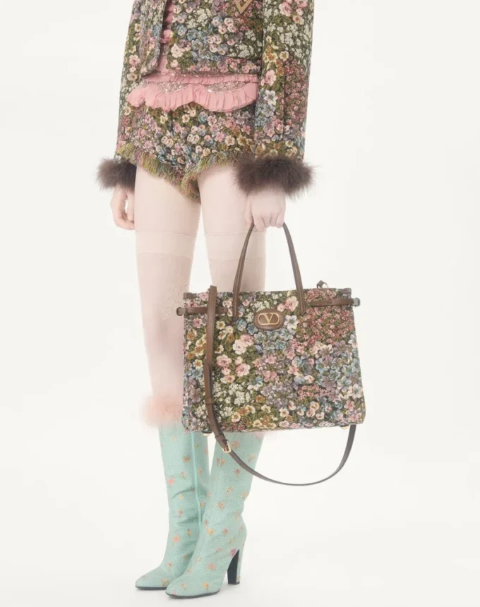 Sac cabas moyen Valentino Garavani Antibes en tissu jacquard Apres L’Hiver Sac cabas moyen Valentino Garavani Antibes en tissu jacquard Apres L’Hiver
