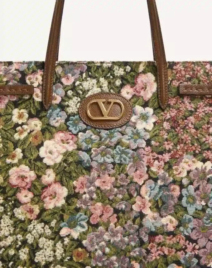Sac cabas moyen Valentino Garavani Antibes en tissu jacquard Apres L’Hiver Sac cabas moyen Valentino Garavani Antibes en tissu jacquard Apres L’Hiver