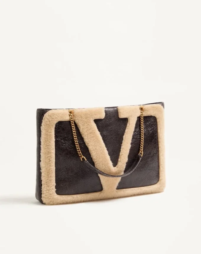 Sac cabas moyen Valentino Garavani Viva Superstar en peau lainée. Sac cabas moyen Valentino Garavani Viva Superstar en peau lainée.