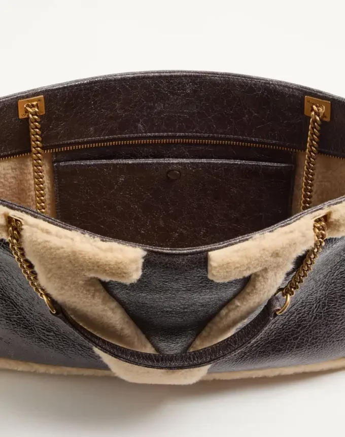 Sac cabas moyen Valentino Garavani Viva Superstar en peau lainée. Sac cabas moyen Valentino Garavani Viva Superstar en peau lainée.