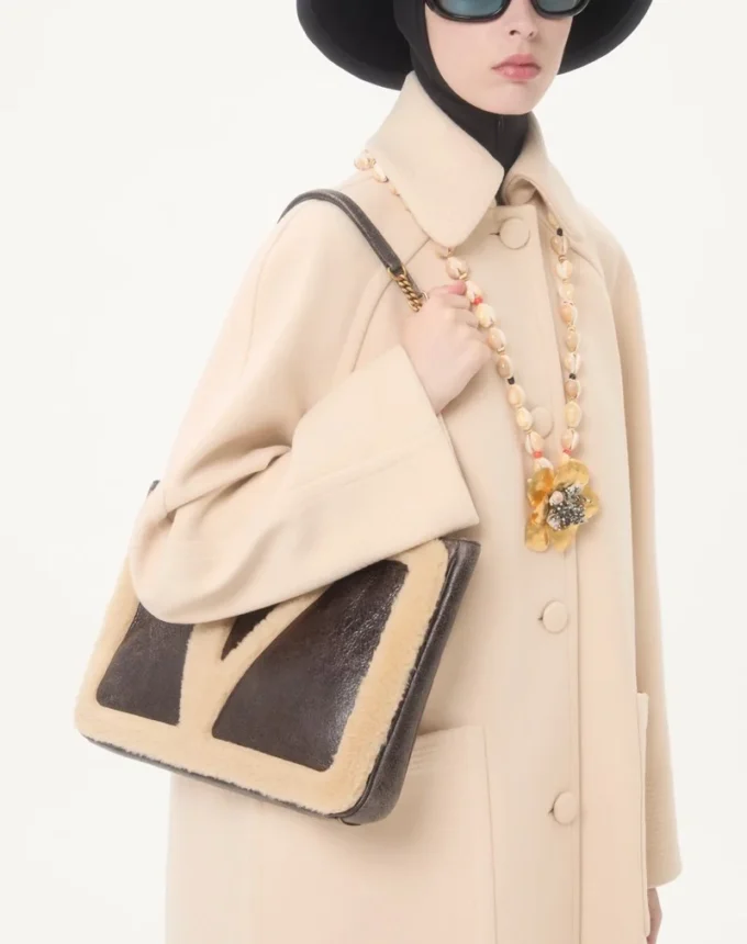 Sac cabas moyen Valentino Garavani Viva Superstar en peau lainée. Sac cabas moyen Valentino Garavani Viva Superstar en peau lainée.