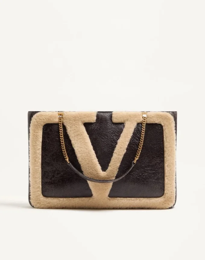 Sac cabas moyen Valentino Garavani Viva Superstar en peau lainée. Sac cabas moyen Valentino Garavani Viva Superstar en peau lainée.