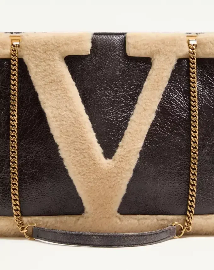 Sac cabas moyen Valentino Garavani Viva Superstar en peau lainée. Sac cabas moyen Valentino Garavani Viva Superstar en peau lainée.