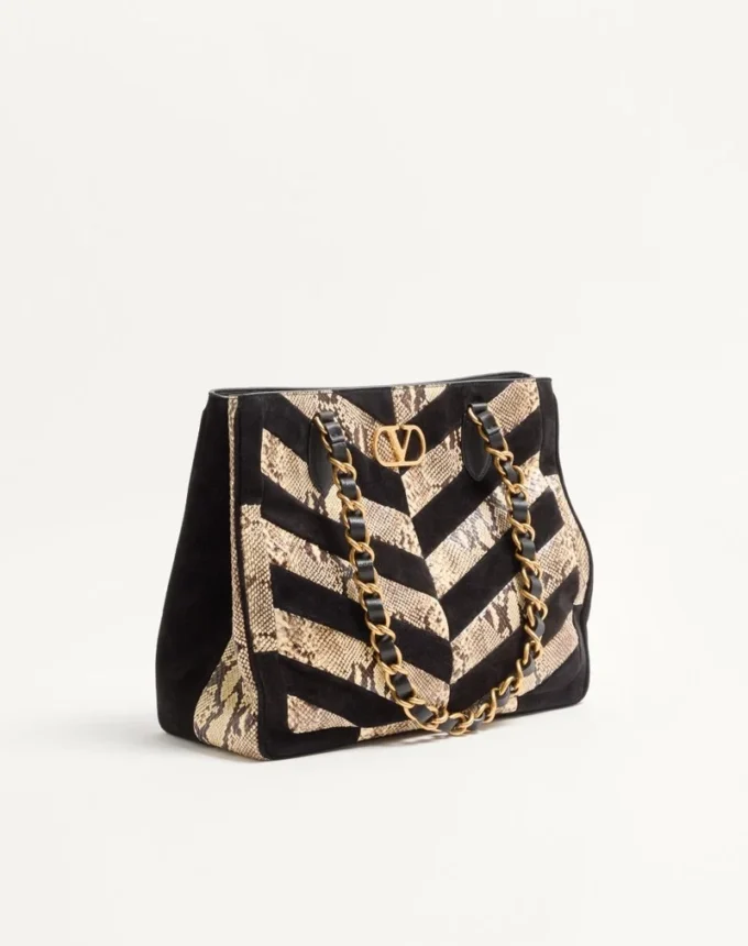 Sac cabas Valentino Garavani Laseine en python et daim à motif chevron Sac cabas Valentino Garavani Laseine en python et daim à motif chevron