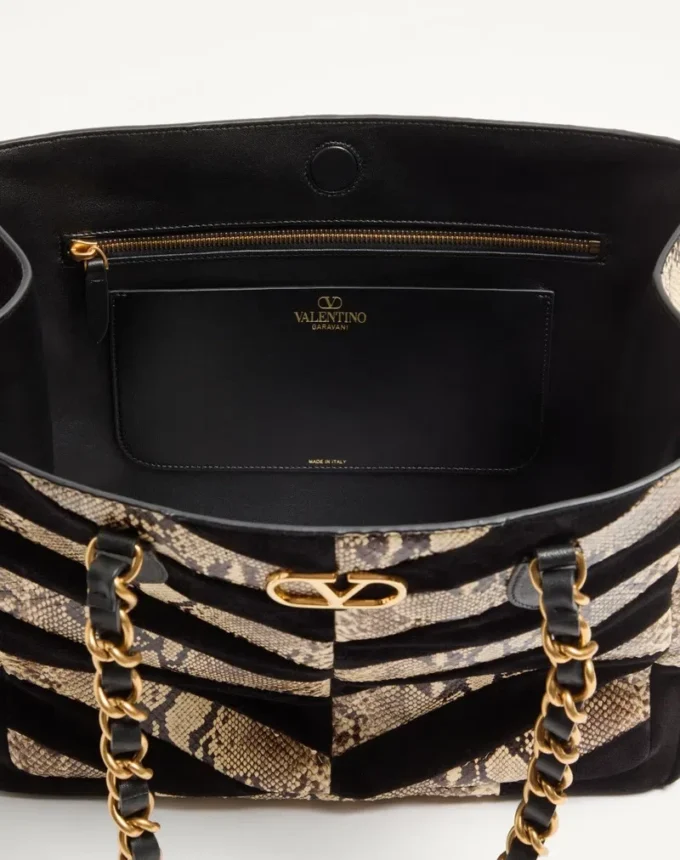Sac cabas Valentino Garavani Laseine en python et daim à motif chevron Sac cabas Valentino Garavani Laseine en python et daim à motif chevron