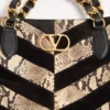 Sac cabas Valentino Garavani Laseine en python et daim à motif chevron Sac cabas Valentino Garavani Laseine en python et daim à motif chevron