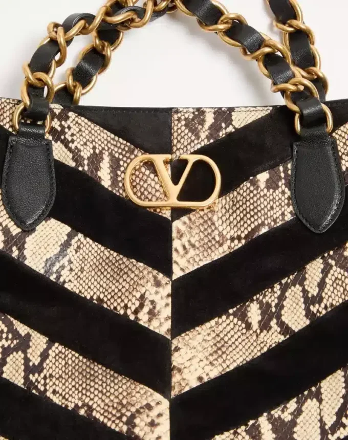Sac cabas Valentino Garavani Laseine en python et daim à motif chevron Sac cabas Valentino Garavani Laseine en python et daim à motif chevron