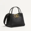 Sac à main moyen Valentino Garavani Alltime en cuir de veau grainé Sac à main moyen Valentino Garavani Alltime en cuir de veau grainé