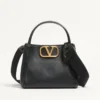 Sac à main moyen Valentino Garavani Alltime en cuir de veau grainé Sac à main moyen Valentino Garavani Alltime en cuir de veau grainé