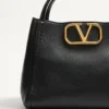 Sac à main moyen Valentino Garavani Alltime en cuir de veau grainé Sac à main moyen Valentino Garavani Alltime en cuir de veau grainé