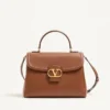 Sac à main Valentino Garavani 9To5 en cuir de veau lisse Sac à main Valentino Garavani 9To5 en cuir de veau lisse