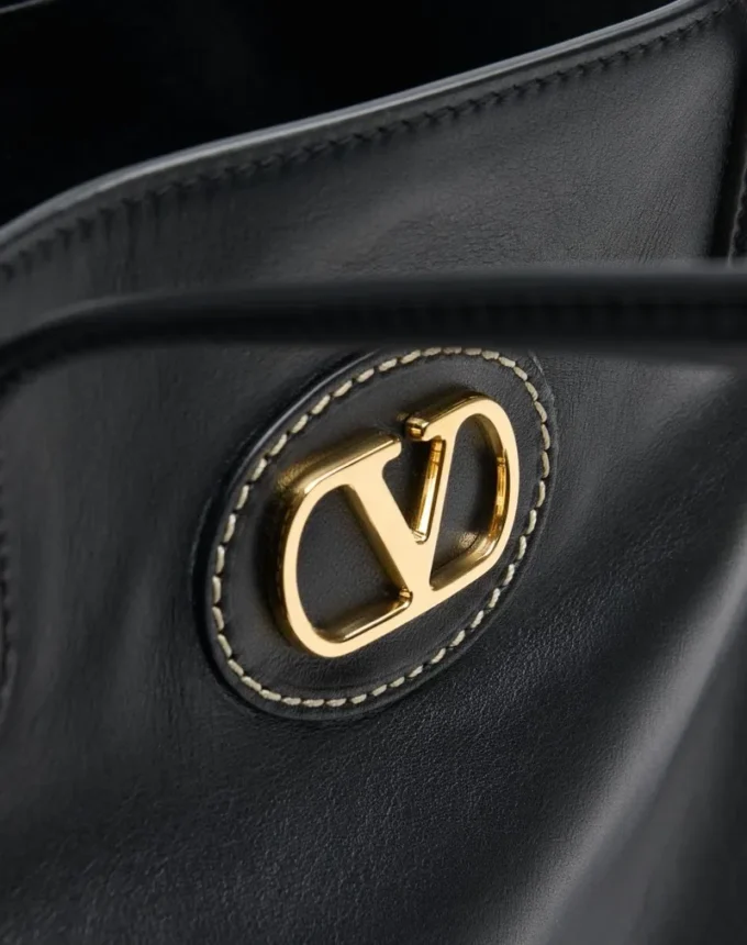 Sac shopping moyen en cuir Antibes de Valentino Garavani Sac shopping moyen en cuir Antibes de Valentino Garavani