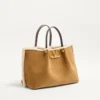Sac shopping moyen en daim Valentino Garavani avec doublure en peau de mouton Sac shopping moyen en daim Valentino Garavani avec doublure en peau de mouton