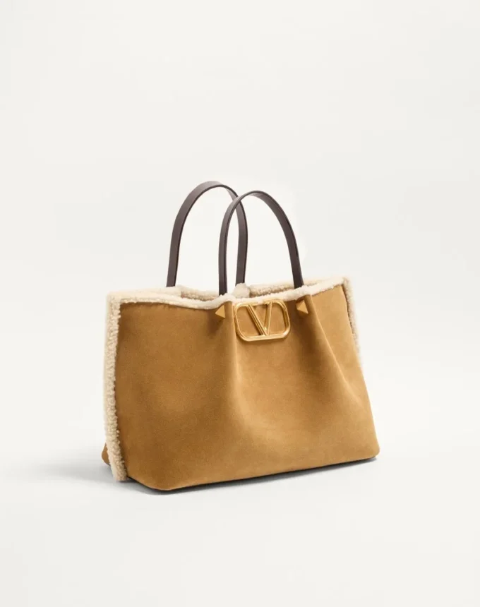 Sac shopping moyen en daim Valentino Garavani avec doublure en peau de mouton Sac shopping moyen en daim Valentino Garavani avec doublure en peau de mouton