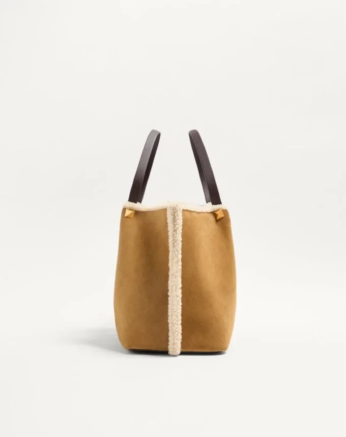 Sac shopping moyen en daim Valentino Garavani avec doublure en peau de mouton Sac shopping moyen en daim Valentino Garavani avec doublure en peau de mouton