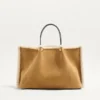 Sac shopping moyen en daim Valentino Garavani avec doublure en peau de mouton Sac shopping moyen en daim Valentino Garavani avec doublure en peau de mouton