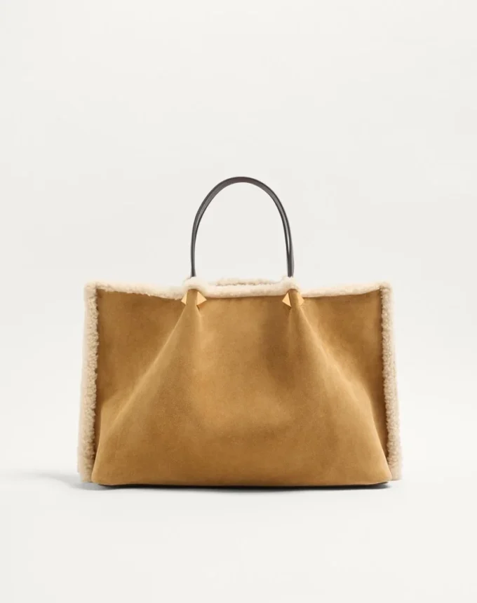 Sac shopping moyen en daim Valentino Garavani avec doublure en peau de mouton Sac shopping moyen en daim Valentino Garavani avec doublure en peau de mouton
