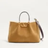 Sac shopping moyen en daim Valentino Garavani avec doublure en peau de mouton Sac shopping moyen en daim Valentino Garavani avec doublure en peau de mouton