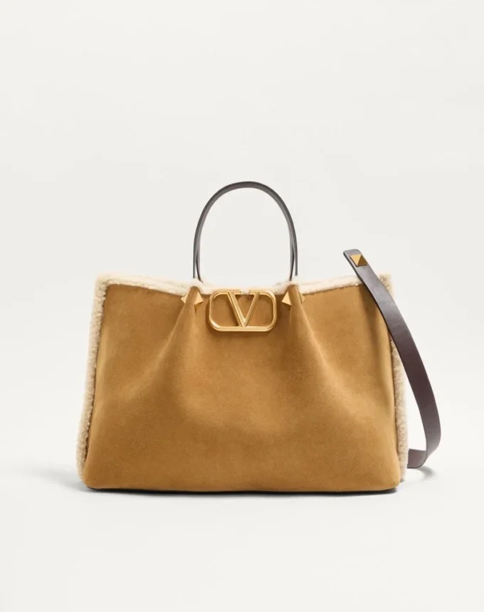 Sac shopping moyen en daim Valentino Garavani avec doublure en peau de mouton Sac shopping moyen en daim Valentino Garavani avec doublure en peau de mouton