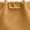 Sac shopping moyen en daim Valentino Garavani avec doublure en peau de mouton Sac shopping moyen en daim Valentino Garavani avec doublure en peau de mouton