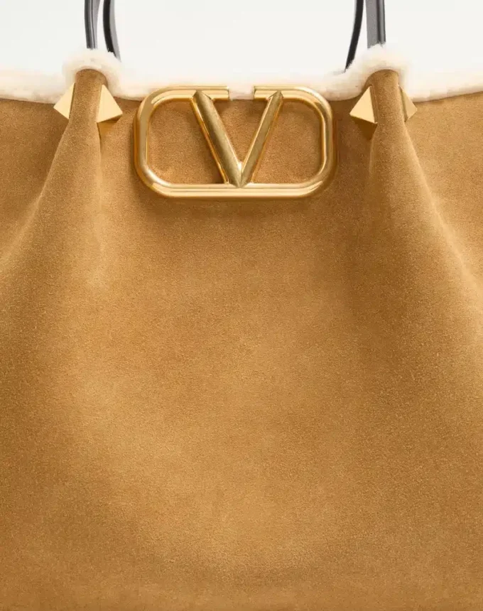Sac shopping moyen en daim Valentino Garavani avec doublure en peau de mouton Sac shopping moyen en daim Valentino Garavani avec doublure en peau de mouton