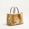 Sac shopping moyen Valentino Garavani en daim brodé avec doublure en peau de mouton Sac shopping moyen Valentino Garavani en daim brodé avec doublure en peau de mouton