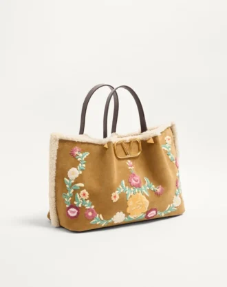 Sac shopping moyen Valentino Garavani en daim brodé avec doublure en peau de mouton Sac shopping moyen Valentino Garavani en daim brodé avec doublure en peau de mouton