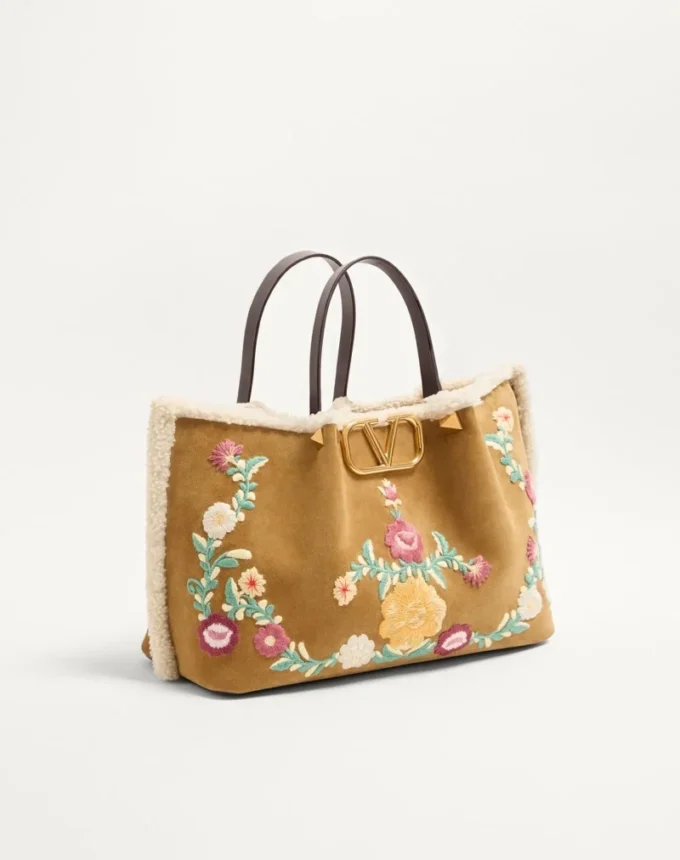 Sac shopping moyen Valentino Garavani en daim brodé avec doublure en peau de mouton Sac shopping moyen Valentino Garavani en daim brodé avec doublure en peau de mouton