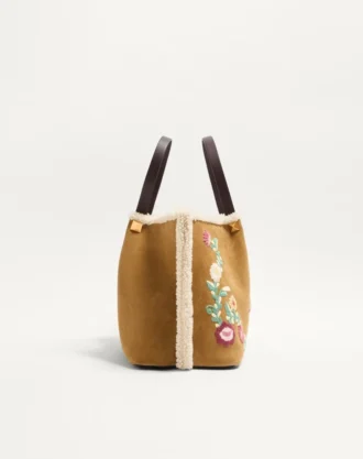 Sac shopping moyen Valentino Garavani en daim brodé avec doublure en peau de mouton Sac shopping moyen Valentino Garavani en daim brodé avec doublure en peau de mouton