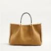 Sac shopping moyen Valentino Garavani en daim brodé avec doublure en peau de mouton Sac shopping moyen Valentino Garavani en daim brodé avec doublure en peau de mouton