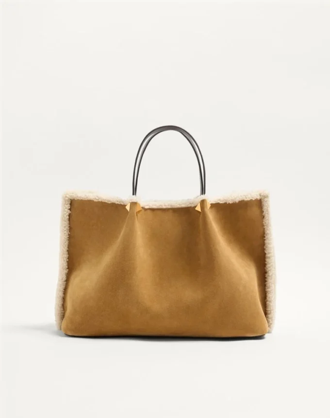 Sac shopping moyen Valentino Garavani en daim brodé avec doublure en peau de mouton Sac shopping moyen Valentino Garavani en daim brodé avec doublure en peau de mouton