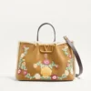 Sac shopping moyen Valentino Garavani en daim brodé avec doublure en peau de mouton Sac shopping moyen Valentino Garavani en daim brodé avec doublure en peau de mouton