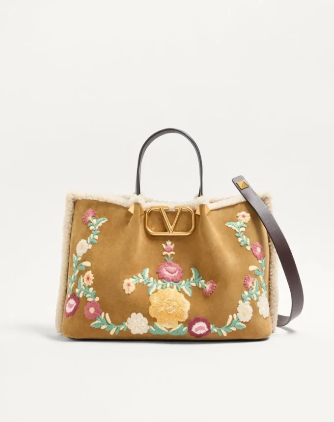 Sac shopping moyen Valentino Garavani en daim brodé avec doublure en peau de mouton Sac shopping moyen Valentino Garavani en daim brodé avec doublure en peau de mouton