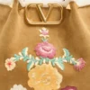 Sac shopping moyen Valentino Garavani en daim brodé avec doublure en peau de mouton Sac shopping moyen Valentino Garavani en daim brodé avec doublure en peau de mouton