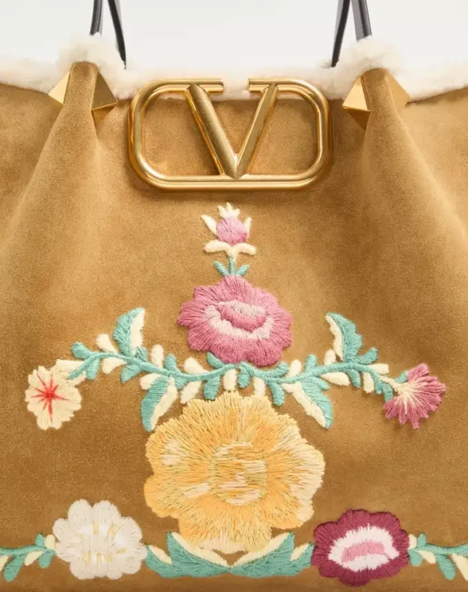 Sac shopping moyen Valentino Garavani en daim brodé avec doublure en peau de mouton Sac shopping moyen Valentino Garavani en daim brodé avec doublure en peau de mouton
