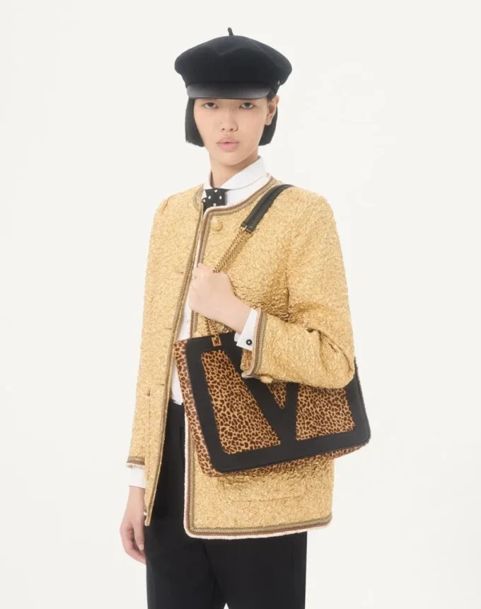 Sac shopping moyen Valentino Garavani Viva Superstar en cuir de veau effet poney Sac shopping moyen Valentino Garavani Viva Superstar en cuir de veau effet poney