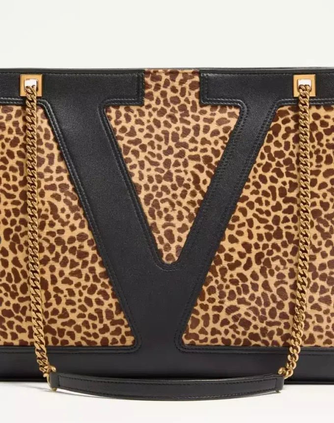 Sac shopping moyen Valentino Garavani Viva Superstar en cuir de veau effet poney Sac shopping moyen Valentino Garavani Viva Superstar en cuir de veau effet poney