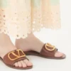 Sandales à bride Vlogo Signature en cuir de vachette grainé avec accessoire Sandales à bride Vlogo Signature en cuir de vachette grainé avec accessoire