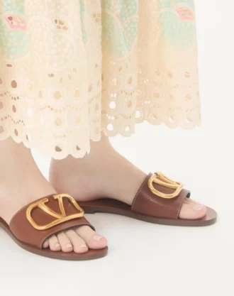Sandales à bride Vlogo Signature en cuir de vachette grainé avec accessoire