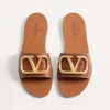 Sandales à bride Vlogo Signature en cuir de vachette grainé avec accessoire Sandales à bride Vlogo Signature en cuir de vachette grainé avec accessoire