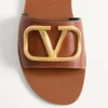 Sandales à bride Vlogo Signature en cuir de vachette grainé avec accessoire Sandales à bride Vlogo Signature en cuir de vachette grainé avec accessoire