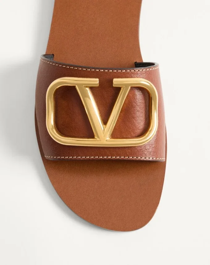 Sandales à bride Vlogo Signature en cuir de vachette grainé avec accessoire Sandales à bride Vlogo Signature en cuir de vachette grainé avec accessoire