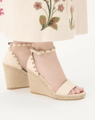Sandales compensées à double Rockstud en cuir de veau grainé 105 mm